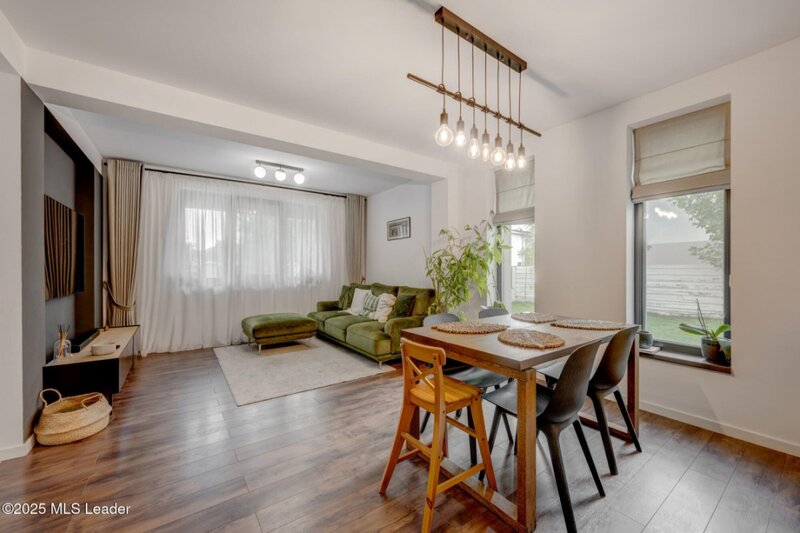 Tunari Casa moderna 4 camere, 141m, living generos, curte verde,