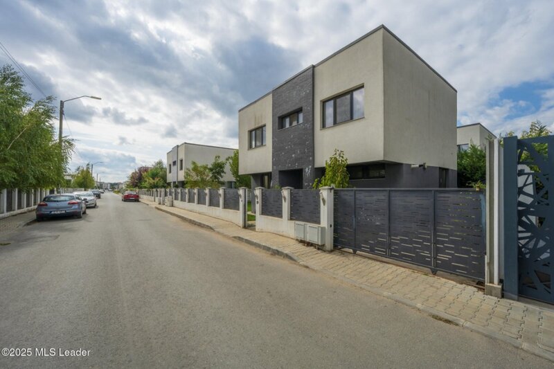 Tunari Casa moderna 4 camere, 141m, living generos, curte verde,