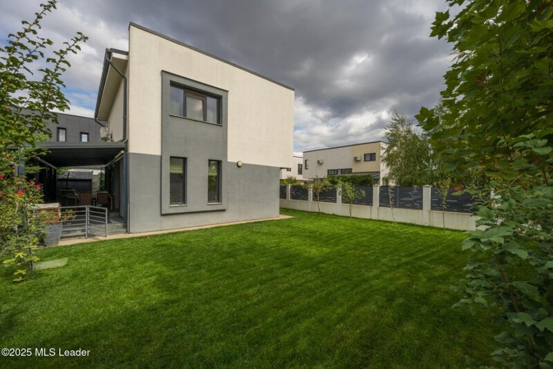 Tunari Casa moderna 4 camere, 141m, living generos, curte verde,
