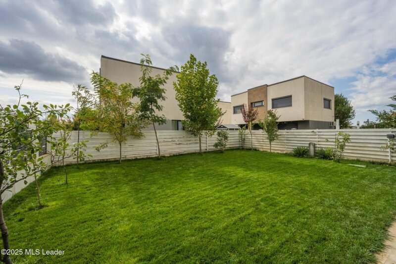 Tunari Casa moderna 4 camere, 141m, living generos, curte verde,