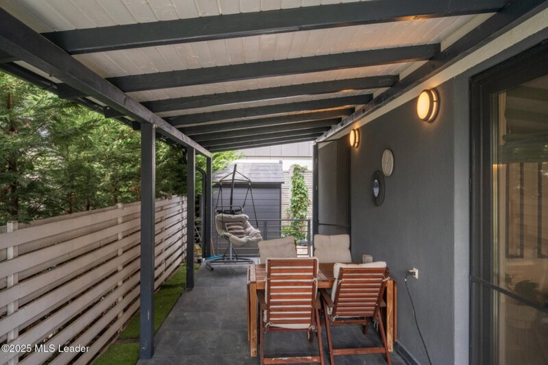 Tunari Casa moderna 4 camere, 141m, living generos, curte verde,