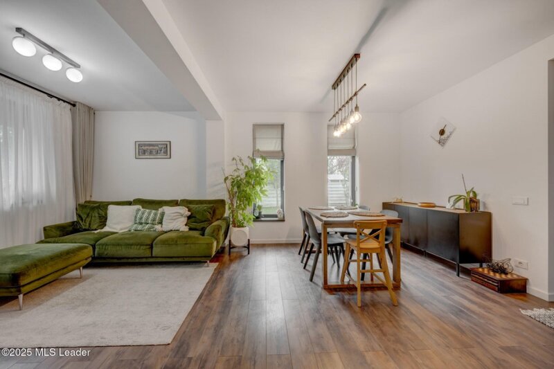 Tunari Casa moderna 4 camere, 141m, living generos, curte verde,