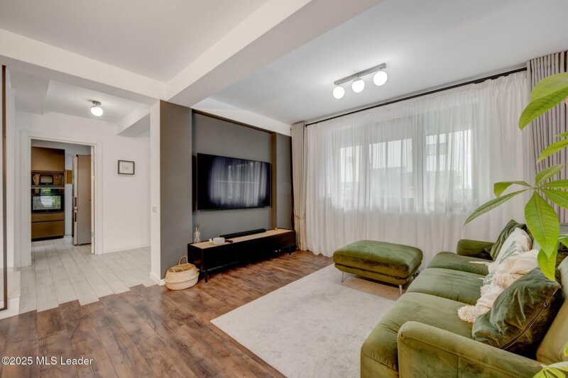 Tunari Casa moderna 4 camere, 141m, living generos, curte verde,