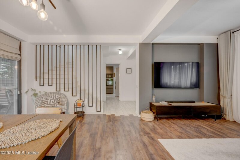Tunari Casa moderna 4 camere, 141m, living generos, curte verde,
