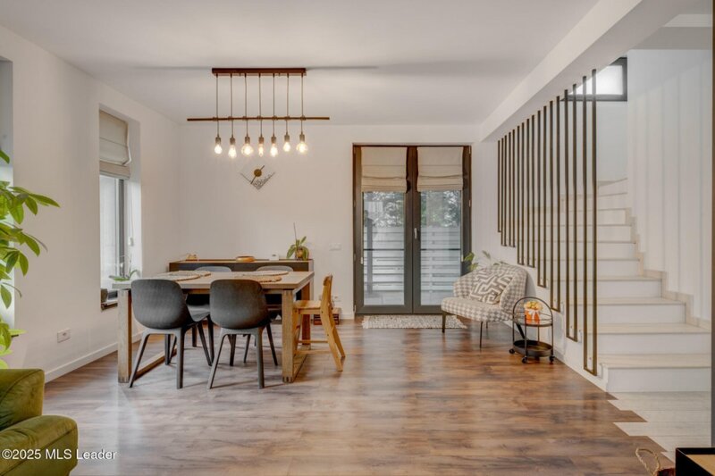 Tunari Casa moderna 4 camere, 141m, living generos, curte verde,