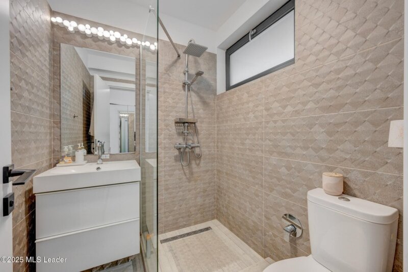 Tunari Casa moderna 4 camere, 141m, living generos, curte verde,
