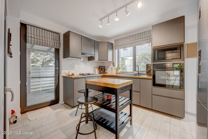 Tunari Casa moderna 4 camere, 141m, living generos, curte verde,