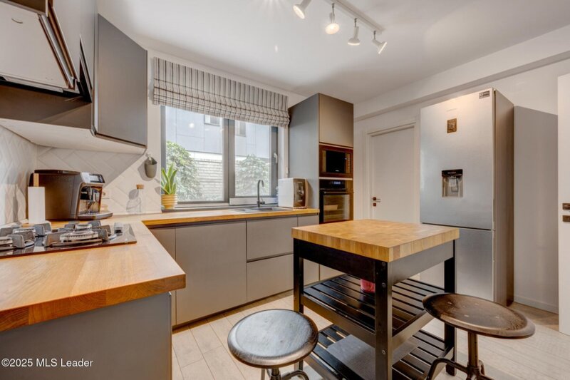 Tunari Casa moderna 4 camere, 141m, living generos, curte verde,
