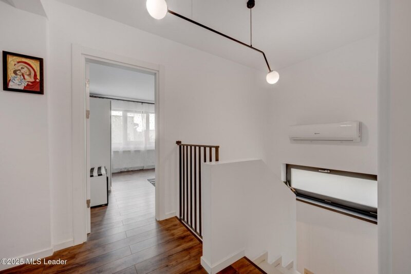 Tunari Casa moderna 4 camere, 141m, living generos, curte verde,